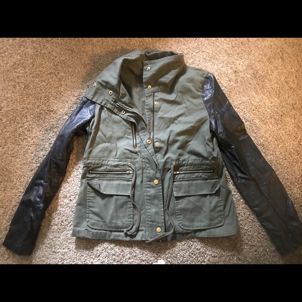 SO CUTE!! Army green/ black faux sleeves jacket